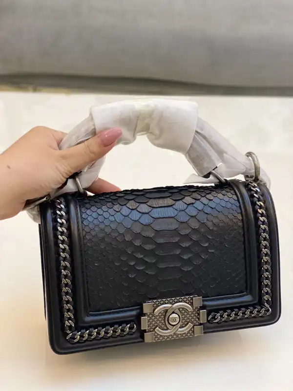 Tony Luxuries CHANEL BOY BAG 20CM 0125