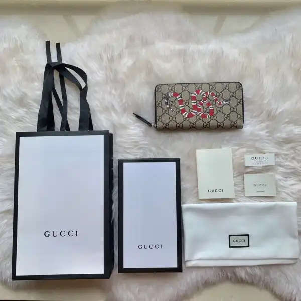 Tony Luxuries GUCCI Bee print GG zip around wallet 0126