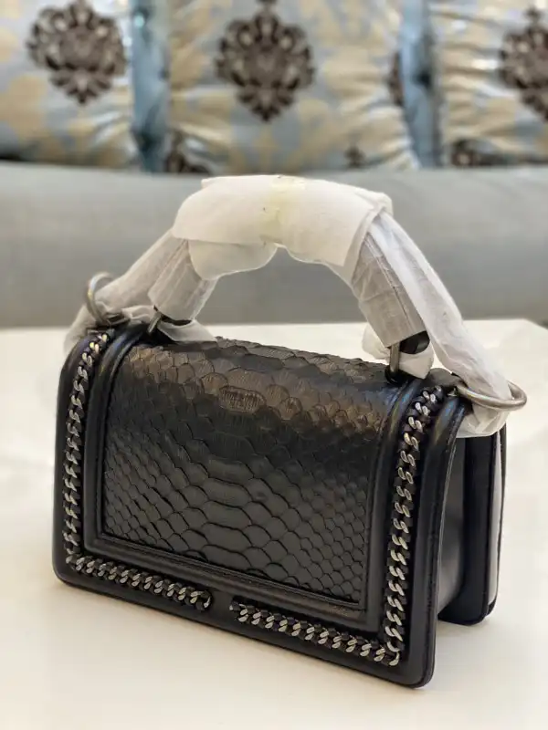 Tony Luxuries CHANEL BOY BAG 20CM 0125